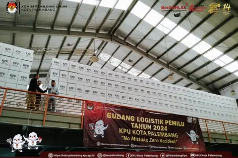 PERSIAPAN PILIHAN RAYA: Pekerja memeriksa dan menyusun peti-peti undi di gudang Suruhanjaya Pilihan Raya Umum (KPU) Palembang, Sumatera Selatan, pada 13 Disember. 