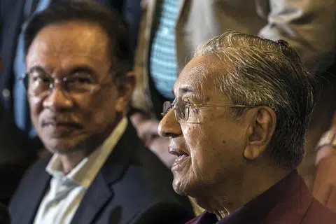 Datuk Seri Anwar Ibrahim dan Tun Dr Mahathir Mohamad dalam satu sidang akhbar di Putrajaya, Malaysia pada 21 Februari 2020.