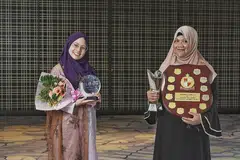 TIDAK SANGKA: Kededua penerima bagi Anugerah Ibu Teladan Muda, Cik Far'ain Jaafar (kiri) dan penerima Anugerah Ibu Teladan Cik Sapiah Haron (kanan) berasa teruja akan penghargaan yang diterima.