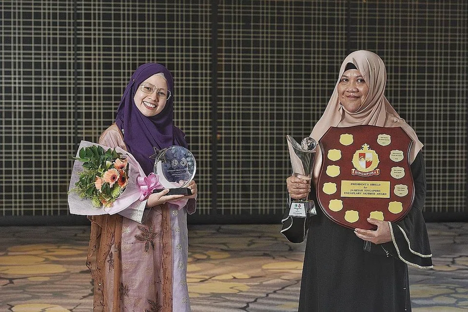 TIDAK SANGKA: Kededua penerima bagi Anugerah Ibu Teladan Muda, Cik Far'ain Jaafar (kiri) dan penerima Anugerah Ibu Teladan Cik Sapiah Haron (kanan) berasa teruja akan penghargaan yang diterima.