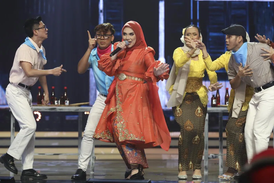 Zehra Zambri adalah peserta ‘Gegar Vaganza 11’ (GV11), yang tampak tekal dan tidak gentar menyahut cabaran menyanyikan lagu lucu seperti ‘Hai Obat’ dan ‘Sua Sue Kemuning’.
