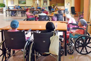 PERLUKAN PENJAGAAN JANGKA PANJANG: Kementerian Kesihatan (MOH) menganggarkan bahawa separuh warga Singapura yang sihat dan berusia 65 tahun ke atas boleh mengalami ketidakupayaan teruk dalam hayat mereka dan mereka mungkin memerlukan penjagaan jangka panjang. - Foto fail