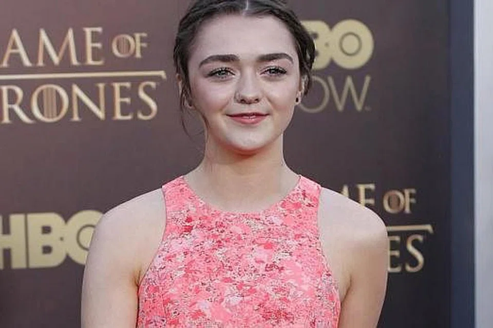 REMAJA BERBEZA: Tidak seperti remaja popular lain yang menyambut ulang tahun secara besar-besaran, Maisie Williams menyambutnya bersama rakan karib dengan berkhemah. Watak Arya Stark yang beliau jayakan ternyata menaikkan namanya sebagai pelakon muda. - Foto-foto REUTERS dan HBO ASIA