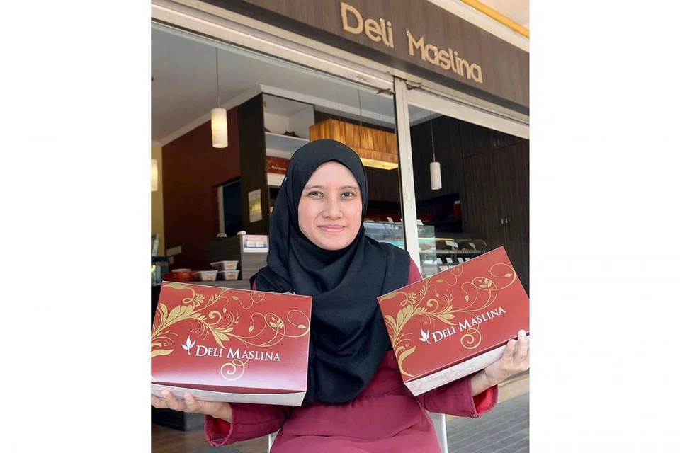 DAPAT SAMBUTAN: Menurut Cik Adibah, yang kini menerajui kedai keluarganya Deli Maslina, ramai pelanggan masih memesan dan membeli biskut-biskut dan kek lama atau tradisional. - Foto fail