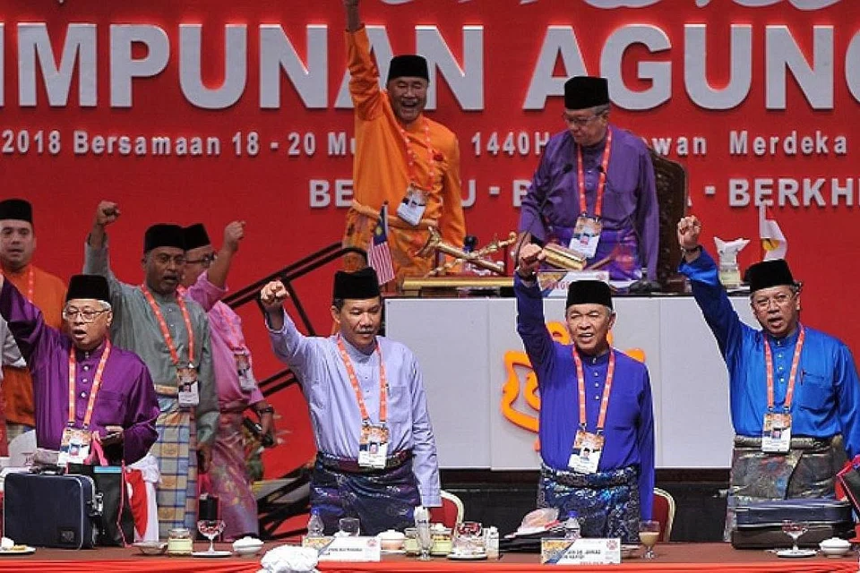'BUKAN RASIS': Dalam ucapannya pada perhimpunan agung Umno, presiden Datuk Seri Dr Ahmad Zahid Hamidi (dua dari kanan) berkata Umno tidak perlu membuka keahliannya kepada kaum lain untuk kekal relevan, tetapi parti itu "bukanlah sebuah parti yang rasis". - Foto UTUSAN ONLINE