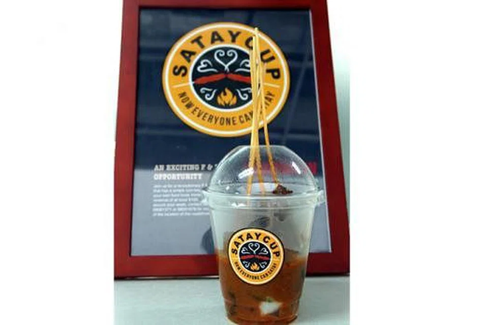 SATE RINGKAS: Mudahnya nikmati sate dimakan langsung dari cawan berisi kuah kacang. - Foto-foto SATAY CUP