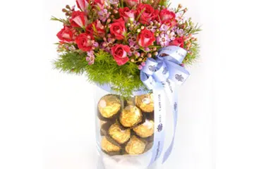 Coklat yang diikat dengan jambangan bunga hadiah untuk Hari Guru (gambar hiasan).