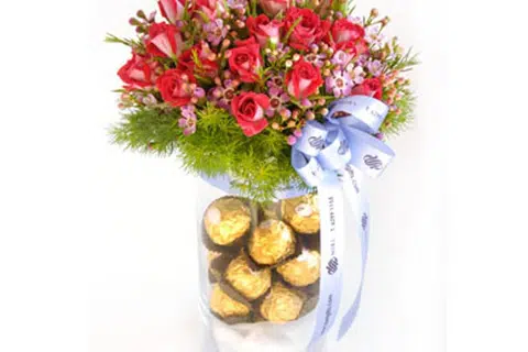 Coklat yang diikat dengan jambangan bunga hadiah untuk Hari Guru (gambar hiasan).