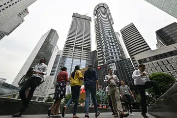 BANTU PEKERJA: Menurut Menteri Tenaga Manusia, Dr Tan See Leng, MOM akan menguat kuasakan pematuhan terhadap keperluan gaji progresif melalui pemeriksaan dan siasatan aduan. - Foto BH oleh LIM YAOHUI