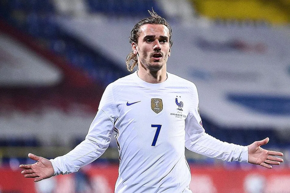 TIGA MATA PENUH: Gol tunggal Griezmann (atas) cukup untuk Perancis mencatat kemenangan 1-0 ke atas Bosnia-Herzegovina di Sarajevo kelmarin. - Foto AFP 