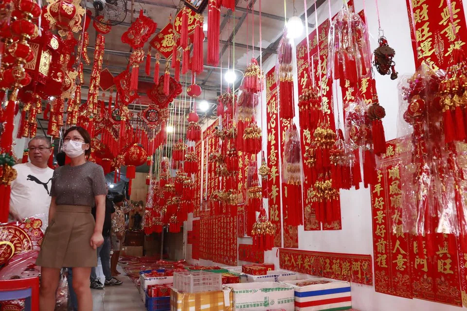 Pelanggan melihat barangan untuk sambutan Tahun Baru Cina di sebuah kedai di Phnom Penh, Kemboja, pada 27 Januari 2025. Tahun Baru Cina, yang juga dikenali sebagai Festival Musim Bunga di China dan Tet di Vietnam, jatuh pada 29 Januari, menandakan permulaan Tahun Ular. 