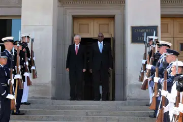 Menteri Pertahanan, Encik Ng Eng Hen (kiri) dan Setiausaha Pertahanan Amerika Syarikat, Encik Lloyd Austin, bertemu di Pentagon, Virginia, pada 16 Julai 2024. 