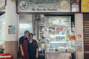 KEADAAN PERIT: (Dari kiri) Cik Norhayati Mohd Yusop, 37 tahun dan ibunya, Cik Noresah Mohd Tahir, 68 tahun, pemilik gerai makanan tradisional Nor Nasi Ala Kampung di Tanglin Halt berkata perniagaan mereka merosot mendadak sejak beberapa tahun lalu. - Foto BM oleh HARITH MUSTAFFA 