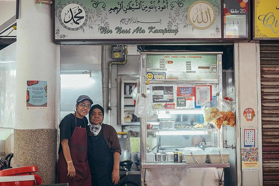 KEADAAN PERIT: (Dari kiri) Cik Norhayati Mohd Yusop, 37 tahun dan ibunya, Cik Noresah Mohd Tahir, 68 tahun, pemilik gerai makanan tradisional Nor Nasi Ala Kampung di Tanglin Halt berkata perniagaan mereka merosot mendadak sejak beberapa tahun lalu. - Foto BM oleh HARITH MUSTAFFA 