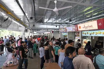MENJADI TUMPUAN RAMAI: Suasana sesak dapat dilihat pada hari pertama Pusat Makanan Seah Im beroperasi semula pada Isnin setelah ianya ditutup buat sementara sejak September 2022 untuk memberi laluan bagi kerja naik taraf. - Foto-foto BH oleh SHAFIQ APANDI