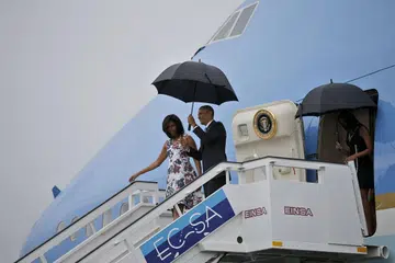 Presiden Barack Obama dan isterinya, Cik Michelle, turun dari pesawat Air Force One apabila ia tiba di lapangan terbang antarabangsa Havana untuk lawatan tiga hari ke Cuba pada Ahad (20 Mac).