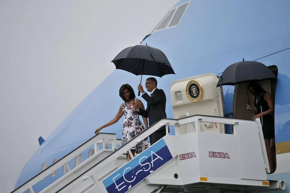 Presiden Barack Obama dan isterinya, Cik Michelle, turun dari pesawat Air Force One apabila ia tiba di lapangan terbang antarabangsa Havana untuk lawatan tiga hari ke Cuba pada Ahad (20 Mac).