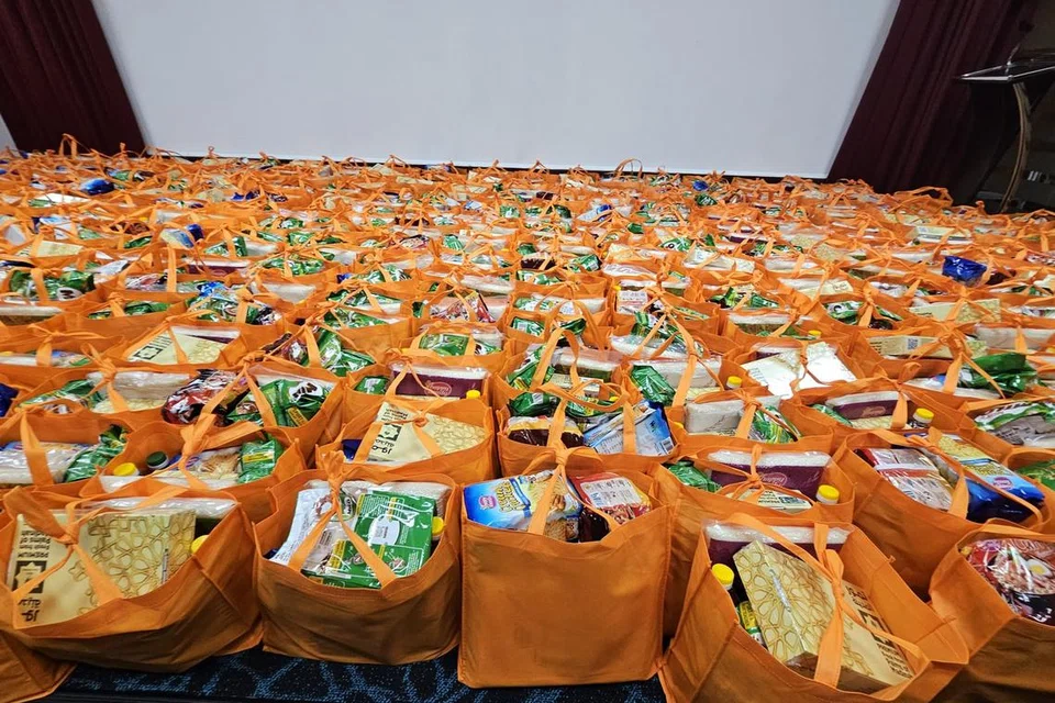 Beg-beg berisi keperluan dapur bernilai $55 setiap satu diagihkan kepada golongan yang memerlukan.