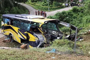 KEMALANGAN RAGUT NYAWA: Seramai 14 orang terkorban apabila bas ekspres yang dinaiki mereka dalam perjalanan ke Kuala Lumpur dari Johor Bahru terjunam ke dalam cerun dekat Muar, Johor, awal pagi semalam. - Foto BERITA HARIAN MALAYSIA