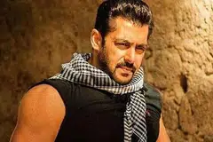 KEKAL BERTAHAN: Walaupun sudah berusia 55 tahun, Salman Khan masih cekalkan semangat menjayakan adegan aksi lasak. - Foto FILMFARE