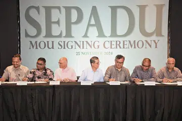 Menteri Negara (Ehwal Dalam Negeri merangkap Pembangunan Negara), Profesor Madya Dr Muhammad Faishal Ibrahim (tengah), menghadiri majlis menandatangani MOU antara lima badan Melayu/Islam (MMO) dalam pelaksanaan borang Sepadu yang diadakan di Wisma Geylang Serai pada 25 November. Bersamanya ialah (dari kiri) Anggota Majlis Persatuan Bertindak Ginjal Bagi Masyarakat Islam (MKAC), Encik Muhammad Malkan Muhammad; Presiden Persekutuan India Muslim (FIM), Encik A. Mohamed Bilal; Presiden MKAC, Encik Ameerali Abdeali, yang juga pemegang amanah Dana Amanah Tabung Amal Aidilfitri (TAA); Ketua Jawatankuasa Eksekutif TAA, Encik Mohd Najiib Sahib; Presiden Pertapis, Encik Md Saharin Md Nordin; dan Ketua Pegawai Eksekutif (CEO) Persatuan Muslim India Bersatu (UIMA), Encik Haja Maideen. 