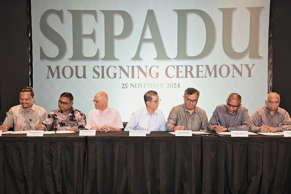 Menteri Negara (Ehwal Dalam Negeri merangkap Pembangunan Negara), Profesor Madya Dr Muhammad Faishal Ibrahim (tengah), menghadiri majlis menandatangani MOU antara lima badan Melayu/Islam (MMO) dalam pelaksanaan borang Sepadu yang diadakan di Wisma Geylang Serai pada 25 November. Bersamanya ialah (dari kiri) Anggota Majlis Persatuan Bertindak Ginjal Bagi Masyarakat Islam (MKAC), Encik Muhammad Malkan Muhammad; Presiden Persekutuan India Muslim (FIM), Encik A. Mohamed Bilal; Presiden MKAC, Encik Ameerali Abdeali, yang juga pemegang amanah Dana Amanah Tabung Amal Aidilfitri (TAA); Ketua Jawatankuasa Eksekutif TAA, Encik Mohd Najiib Sahib; Presiden Pertapis, Encik Md Saharin Md Nordin; dan Ketua Pegawai Eksekutif (CEO) Persatuan Muslim India Bersatu (UIMA), Encik Haja Maideen. 