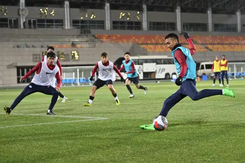 Pemain Singapura membuat persiapan terakhir sebelum berdepan China di Stadium Pusat Olimpik Tianjin dalam aksi kelayakan Piala Dunia pada 26 Mac.