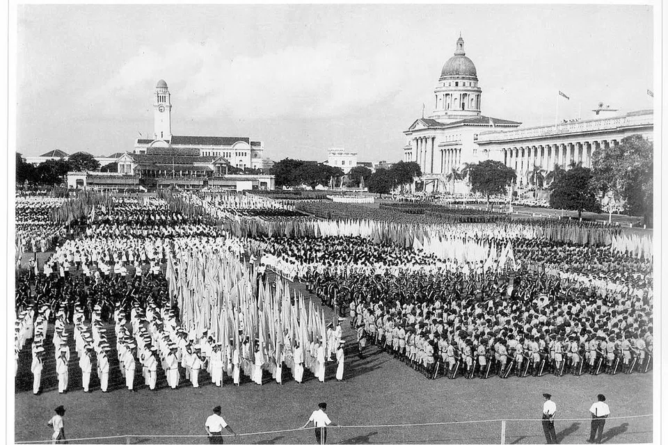 1966: Hari Kebangsaan yang penuh bersejarah - kali pertama sejak perpisahan dari Malaysia. Sekitar 23,000 peserta menyajikan persembahan bertenaga dan berwarna-warni