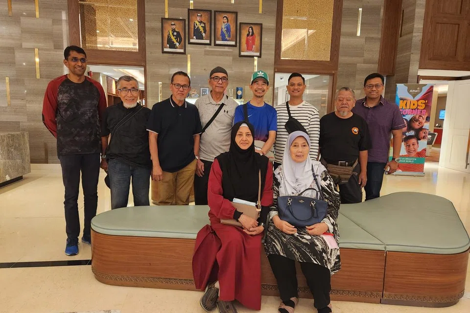 URUS PENINGKATAN MASJID: Pengerusi Masjid Hasanah, Encik Amir Mohammed Ali (baju biru), menerajui projek dana naik taraf Masjid Hasanah bersama ahli pentadbir dan warga kerja masjid.