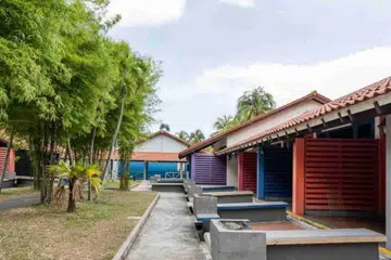 LANGGAR PERATURAN: Satu operasi bersama oleh STB dan polis pada Jumaat lalu (15 Jan) mendapati 19 orang berkumpul di dua unit bersebelahan di Cherryloft Resorts & Hotels di Pasir Ris. - Foto CHERRYLOFT RESORTS/FACEBOOK