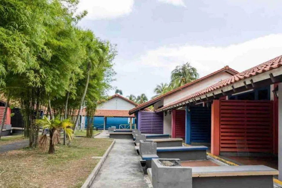 LANGGAR PERATURAN: Satu operasi bersama oleh STB dan polis pada Jumaat lalu (15 Jan) mendapati 19 orang berkumpul di dua unit bersebelahan di Cherryloft Resorts & Hotels di Pasir Ris. - Foto CHERRYLOFT RESORTS/FACEBOOK