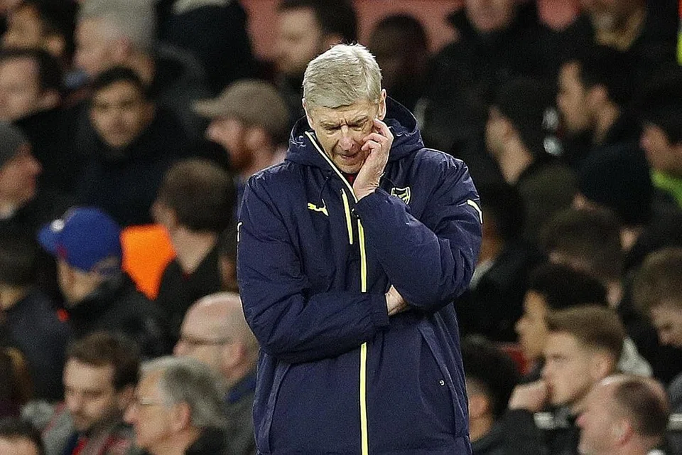 TUNDUK LAYU: Pengurus Arsenal, Arsene Wenger, kecewa menyaksikan nasib pasukannya yang dibelasah Bayern Munich dalam pertemuan kedua di Stadium Emirates semalam. - Foto REUTERS