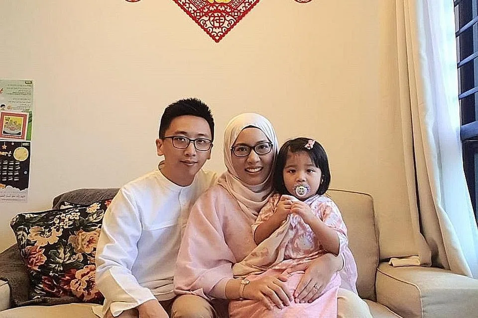 TEMPUHI BERSAMA: Dengan bantuan isterinya, Cik Khadijah, Encik Yau dapat menyesuaikan diri dengan budaya hidup baru. Gambar menunjukkan pasangan tersebut dengan anak perempuan mereka yang berusia tiga tahun, Nur Nuha Yau. - Foto ihsan ADIL YAU