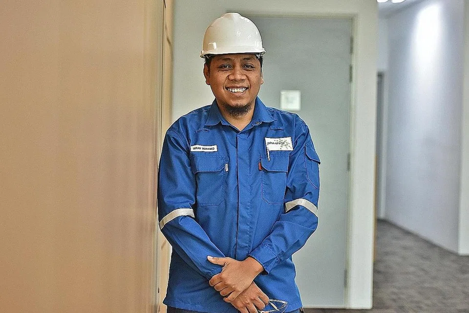 PERANAN LEBIH BESAR: Encik Imran (atas) kini mengembangkan lagi peranannya dengan memegang jawatan baru sebagai pengurus akaun yang menguruskan akaun syarikat Shell dan Exxon Mobil di syarikat John Crane Singapore Pte Ltd. - Foto BM oleh JOSEPH CHUA