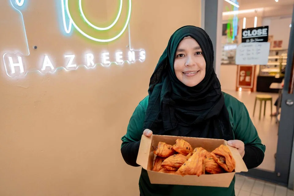 Restoran Hazreens di 2 Tannery Road, #02-01, Cencon Building, hanya dibuka pada Sabtu dan Ahad, dari 8 pagi hingga 2 petang, sementara karipap dan beberapa makanan lain boleh ditempah secara dalam talian.
