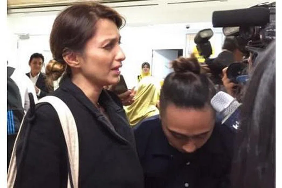 TARIK NAFAS LEGA: Persana Avril Sollunda tidak mengaku bersalah atas tuduhan melakukan perbuatan lucah di tempat awam. Abangnya membayar ikat jamin sebanyak RM7,000 setelah Mahkamah Majistret membenarkan ikat jamin. - Foto THE STAR