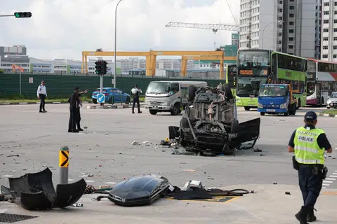 Kemalangan yang berlaku pada 22 April di simpang Tampines Avenue 1 dan Tampines Avenue 4 melibatkan enam kenderaan. Dua mangsa telah terkoban. Pihak polis dalam satu kenyataan pada 24 April berkata, ia telah memberkas salah seorang pemandu kereta berusia 42 tahun yang terlibat dalam kemalangan tersebut.