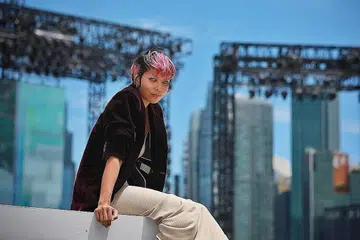 SEMANGAT YANG BARU: Diilhamkan oleh lagu kebangsaaan, "Majulah Singapura", penyanyi dan penulis lagu setempat, Aisyah Aziz telah mengarang antara lagu Perbarisan Hari Kebangsaan (NDP) tahun ini yang berjudul "Spirits Anew". - Foto BH oleh GAVIN FOO