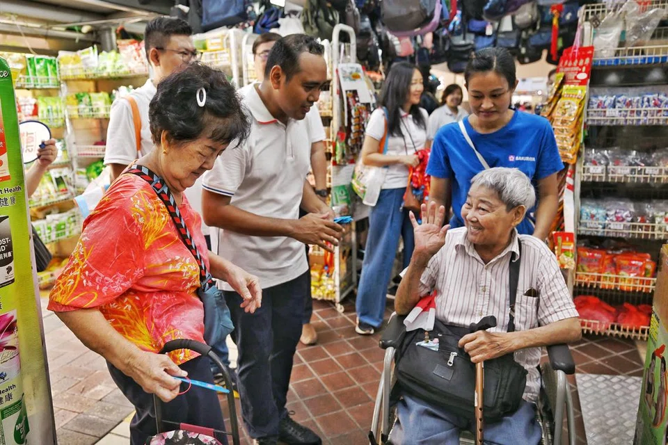 Anggota Parlimen (AP) GRC Chua Chu Kang, Encik Zhulkarnain Abdul Rahim (tiga dari kiri), berkata penduduk kawasan itu turut memberi maklum balas mengenai kebimbangan mereka terhadap perbelanjaan harian, maka tertubuhnya program pembelian barangan keperluan harian dengan harga $1. 