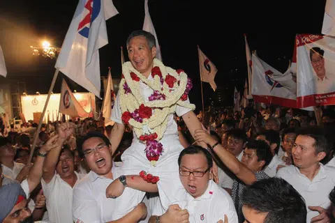 Perdana Menteri, Encik Lee Hsien Loong (tengah), dirai setelah partinya, Parti Tindakan Rakyat memenangi Pilihan Raya Umum 2011. 