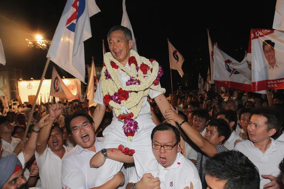 Perdana Menteri, Encik Lee Hsien Loong (tengah), dirai setelah partinya, Parti Tindakan Rakyat memenangi Pilihan Raya Umum 2011. 