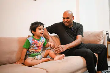 AKRAB DENGAN ANAK-ANAK: Walaupun tidak dapat melihat, Encik Mohamed Rahamatulla Ibrahim Sahib tiada masalah bermain-main bersama dua anaknya, Mohamed Shameer (dalam gambar) dan Mohamed Rayan, seperti bapa lain. Bahkan, mereka bermain kejar-mengejar di dalam rumah dan Encik Rahamatulla selalu membawa mereka keluar berjalan-jalan.