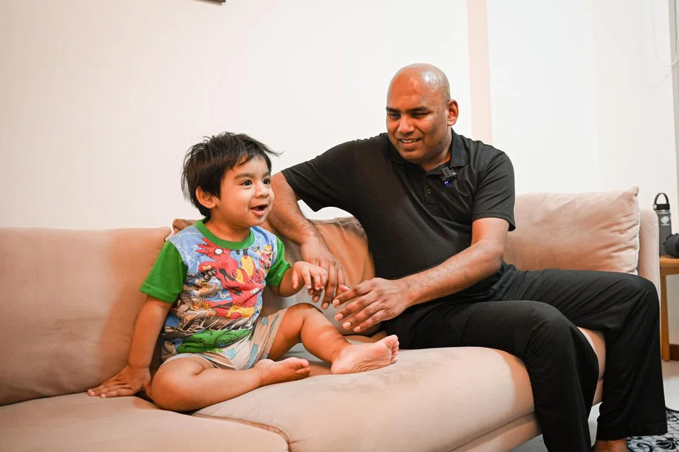 AKRAB DENGAN ANAK-ANAK: Walaupun tidak dapat melihat, Encik Mohamed Rahamatulla Ibrahim Sahib tiada masalah bermain-main bersama dua anaknya, Mohamed Shameer (dalam gambar) dan Mohamed Rayan, seperti bapa lain. Bahkan, mereka bermain kejar-mengejar di dalam rumah dan Encik Rahamatulla selalu membawa mereka keluar berjalan-jalan.