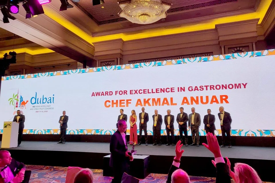 ANUGERAH BERPRESTIJ : Cef Akmal (depan, pegang trofi) menangi Anugerah Kecemerlangan dalam Gastronomi yang diberi oleh INC Award bulan lalu yang meletakkannya setaraf Cef antarabangsa sedunia.
