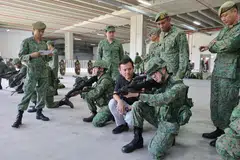 LAWAT KEM: Menteri Negara Kanan (Pertahanan), Encik Zaqy Mohamad (tengah), mengadakan lawatan ke Kem Selarang pada 7 Februari.