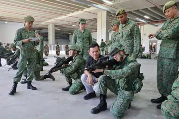 LAWAT KEM: Menteri Negara Kanan (Pertahanan), Encik Zaqy Mohamad (tengah), mengadakan lawatan ke Kem Selarang pada 7 Februari.