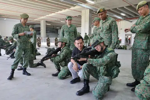 LAWAT KEM: Menteri Negara Kanan (Pertahanan), Encik Zaqy Mohamad (tengah), mengadakan lawatan ke Kem Selarang pada 7 Februari.