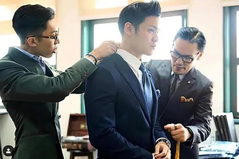 Pengasas bersama Hertslet & Co, Encik Cai Foong (kiri), sedang melayan pelanggan.