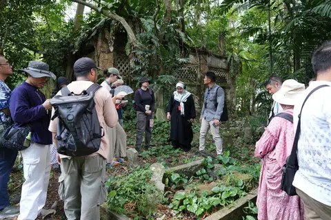 Warisan semakin berubah bentuk dan bukan lagi sekadar sesuatu untuk dilihat, bahkan untuk dialami, dirasai dan disertai bersama, kata penulis. Gambar ini diambil semasa lawatan, ‘Jalan Kubor: Nusantara and Singapore Muslim heritage sites with lost maritime connections’ yang merupakan sebahagian daripada Siri Jejak Warisan Kisah Singapura 2026.