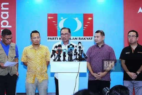 Anwar pada sidang media di ibu pejabat PKR. - 